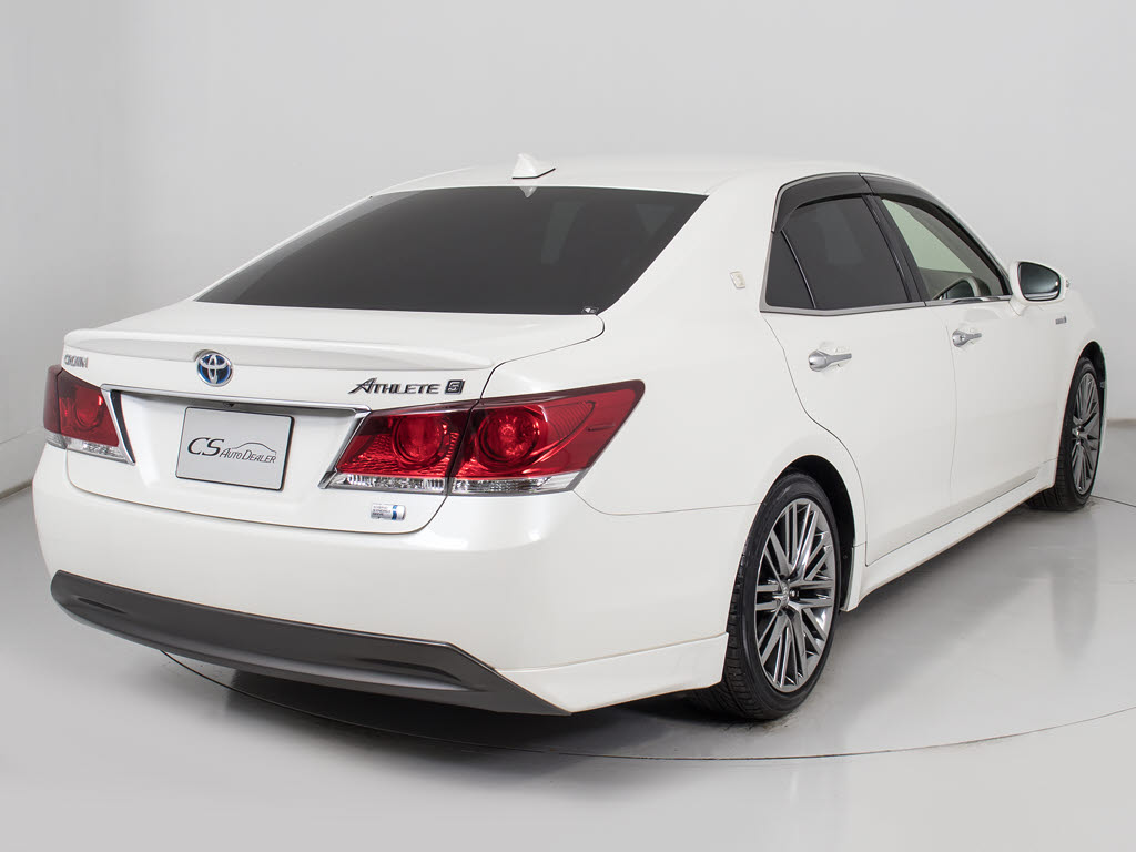 個性的なリアビューで御座います。精悍な佇
まいは高級車ならではです。