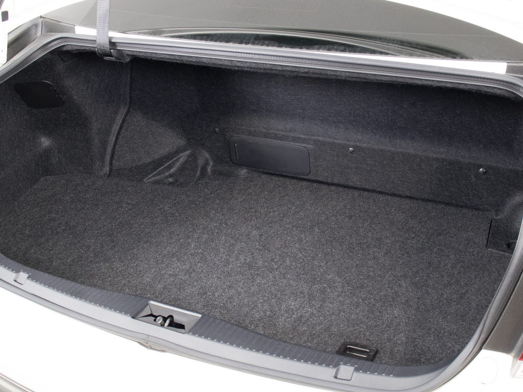 トランクが狭いと思っておりませんか？実際
は大容量トランクです！旅行等の長距離ドラ
イブも快適です！また、屋根付きスペースを
完備しておりますので、夜間でも、雨でも雪
の日だってゆっくりご覧頂けます。