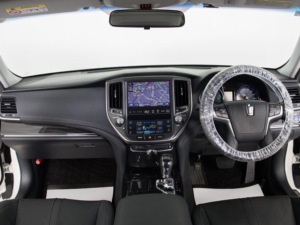 禁煙車です！室内は嫌なニオイも無く、すご
く綺麗な状態です！禁煙車・・特にセダンタ
イプのお車では少ないですよね！！タバコの
ニオイが苦手なお客様必見です！快適にご乗
車頂けます！！