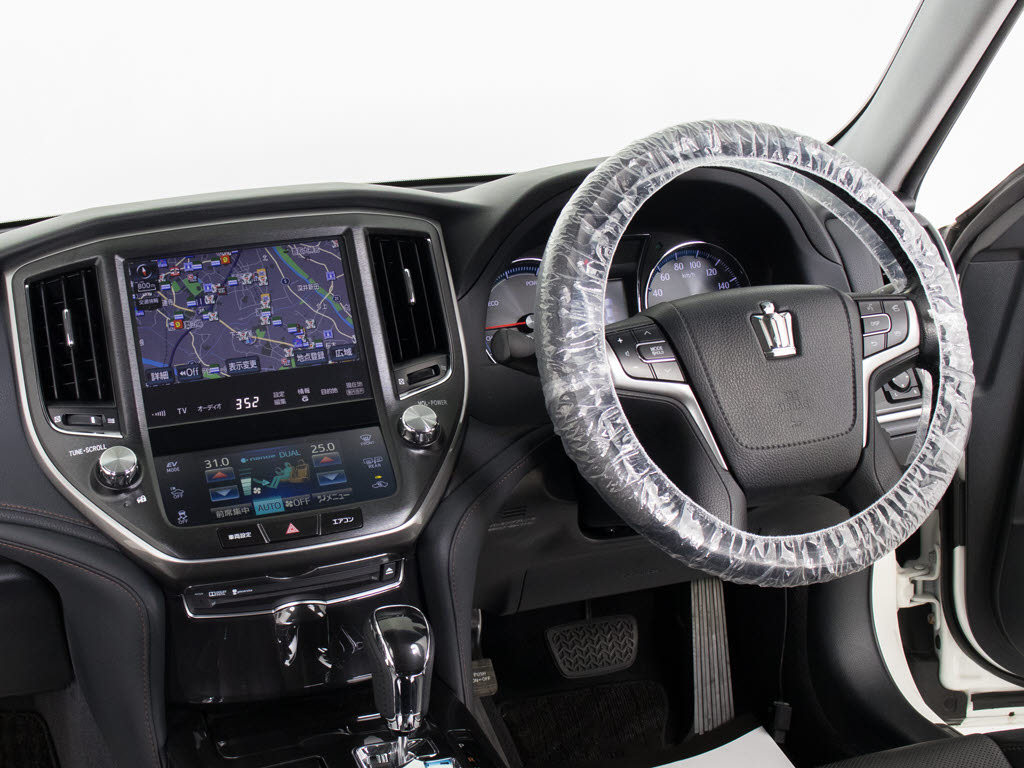 使いやすさや安全性を追求したステアリング
周り！高級車ゆえにスイッチ類が多いのも特
徴ですね！考え尽くされた配置ですぐに使い
こなす事が出来ますのでご安心下さい！是非
、体感してみて下さい！！