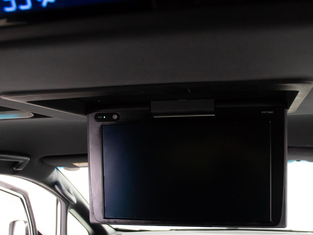 後席フリップダウンモニター装備！後席の方
も一緒にご覧になれます！ドライブも大勢で
楽しく行けますね！