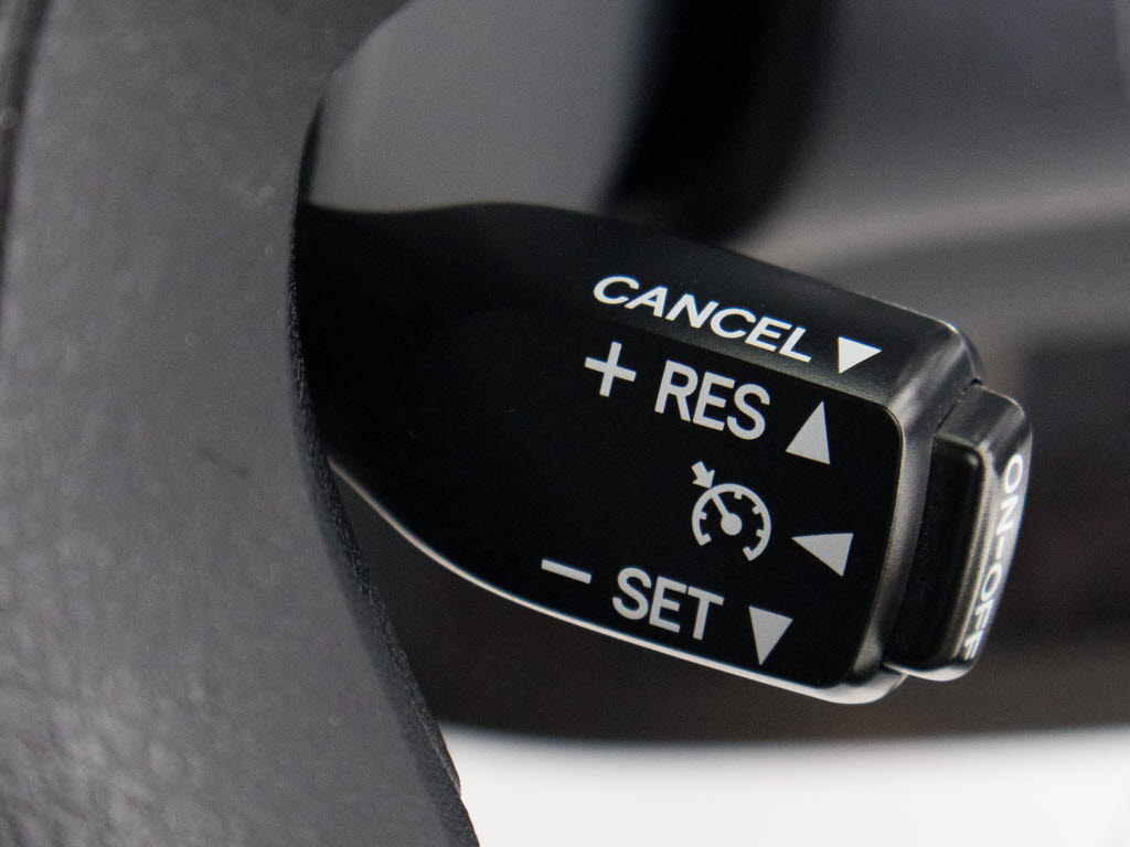 【オートクルーズコントロール】搭載。アク
セル操作なしでも車が自動でスピードを保っ
てくれる機能です長距離の高速は楽々です。