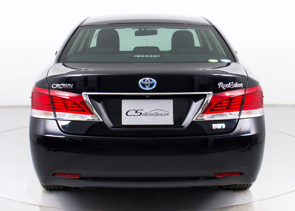 個性的なリアビューで御座います。精悍な佇
まいは高級車ならではです。