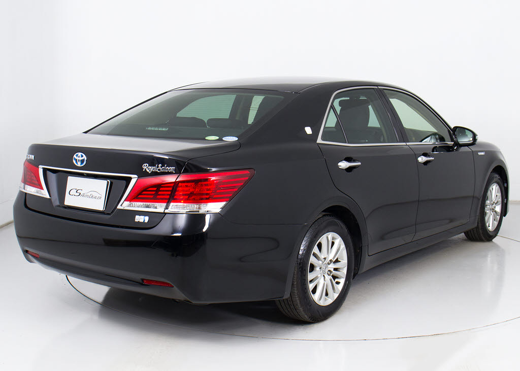 個性的なリアビューで御座います。精悍な佇
まいは高級車ならではです。