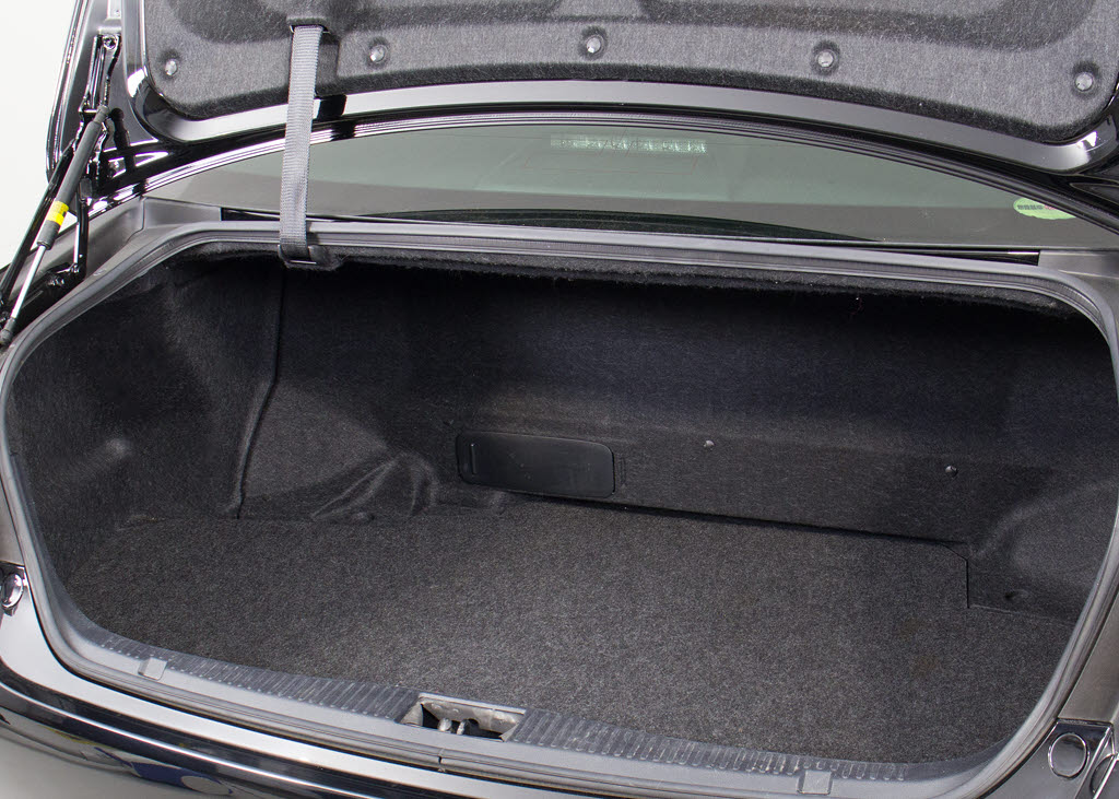 トランクが狭いと思っておりませんか？実際
は大容量トランクです！旅行等の長距離ドラ
イブも快適です！また、屋根付きスペースを
完備しておりますので、夜間でも、雨でも雪
の日だってゆっくりご覧頂けます。