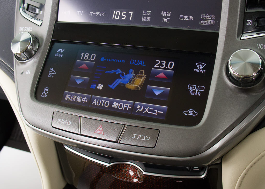 使いやすさや安全性を追求したステアリング
周り！高級車ゆえにスイッチ類が多いのも特
徴ですね！考え尽くされた配置ですぐに使い
こなす事が出来ますのでご安心下さい！是非
、体感してみて下さい！！