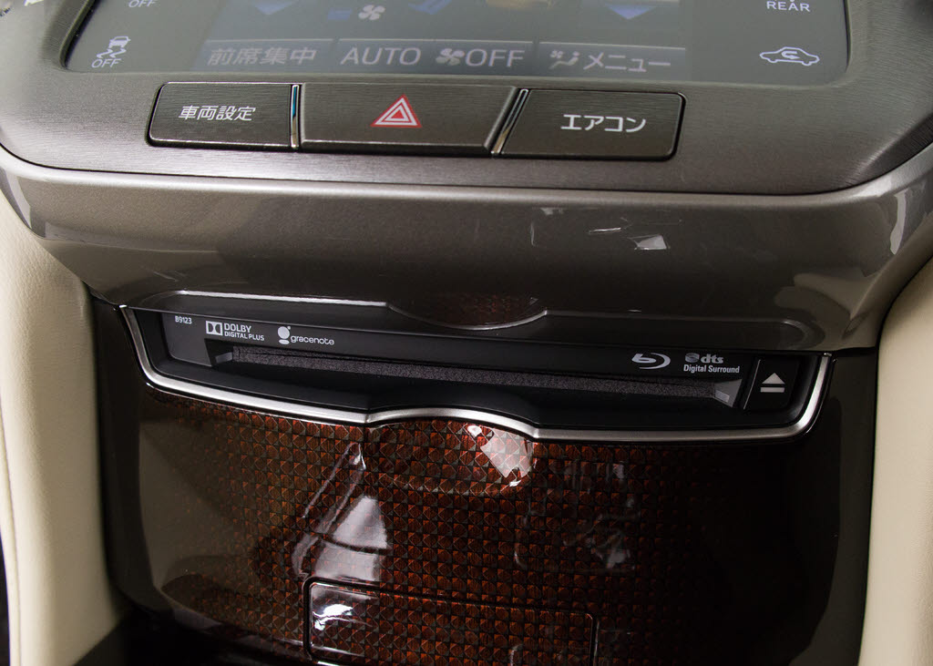 ＣＤはもちろんの事、ＤＶＤ＆Ｂｌｕ－ｒａ
ｙ再生も可能です。フルセグ地デジにも対応
しさらにＢｌｕｅｔｏｏｔｈにも対応してお
ります