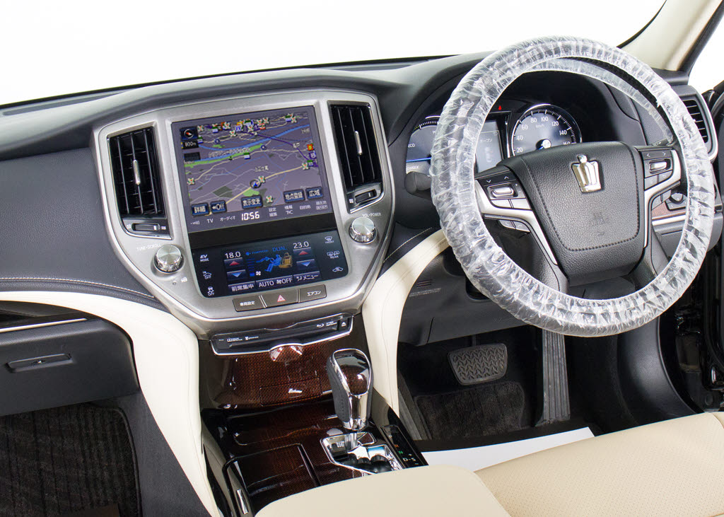使いやすさや安全性を追求したステアリング
周り！高級車ゆえにスイッチ類が多いのも特
徴ですね！考え尽くされた配置ですぐに使い
こなす事が出来ますのでご安心下さい！是非
、体感してみて下さい！！