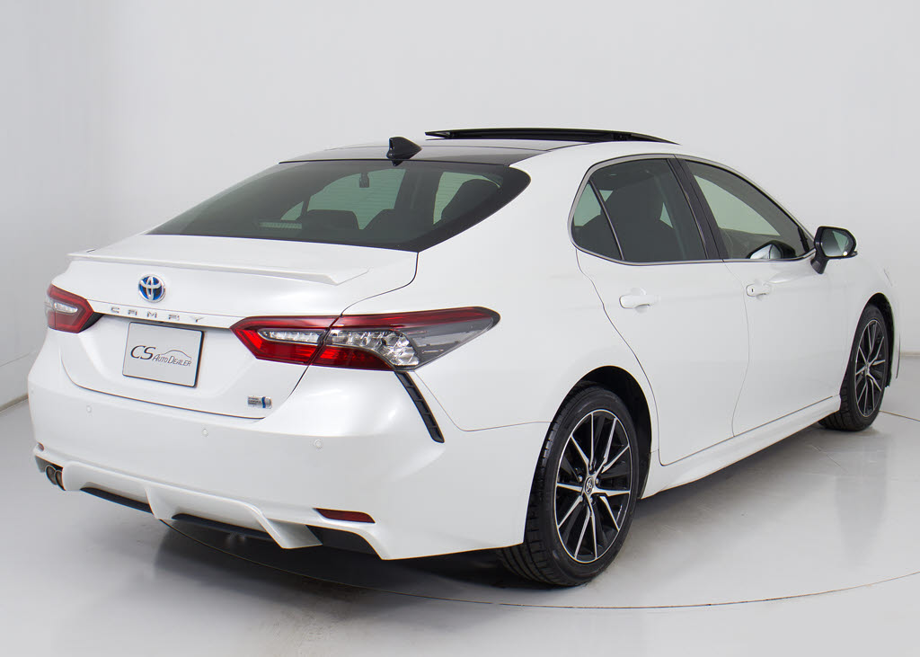 個性的なリアビューで御座います。精悍な佇
まいは高級車ならではです。