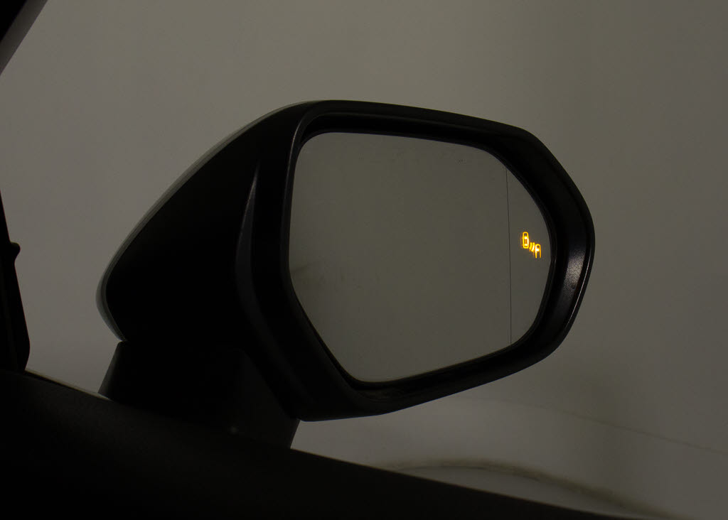 ＢＳＭ（ブラインドスポット）モニター装備
！死角の車の接近をお知らせしてくれる安全
装備になります！