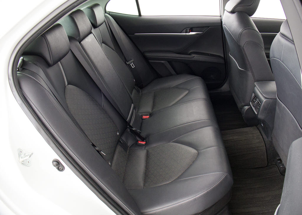 赤革、茶革、黒革、白革、黒×赤コンビ革・
・・お好みの色で新品本革シートを作成でき
ます！オリジナル本革でカーライフを満喫は
いかがでしょうか？ご興味ある方は、デザイ
ン等含め当社までお問い合わせください！