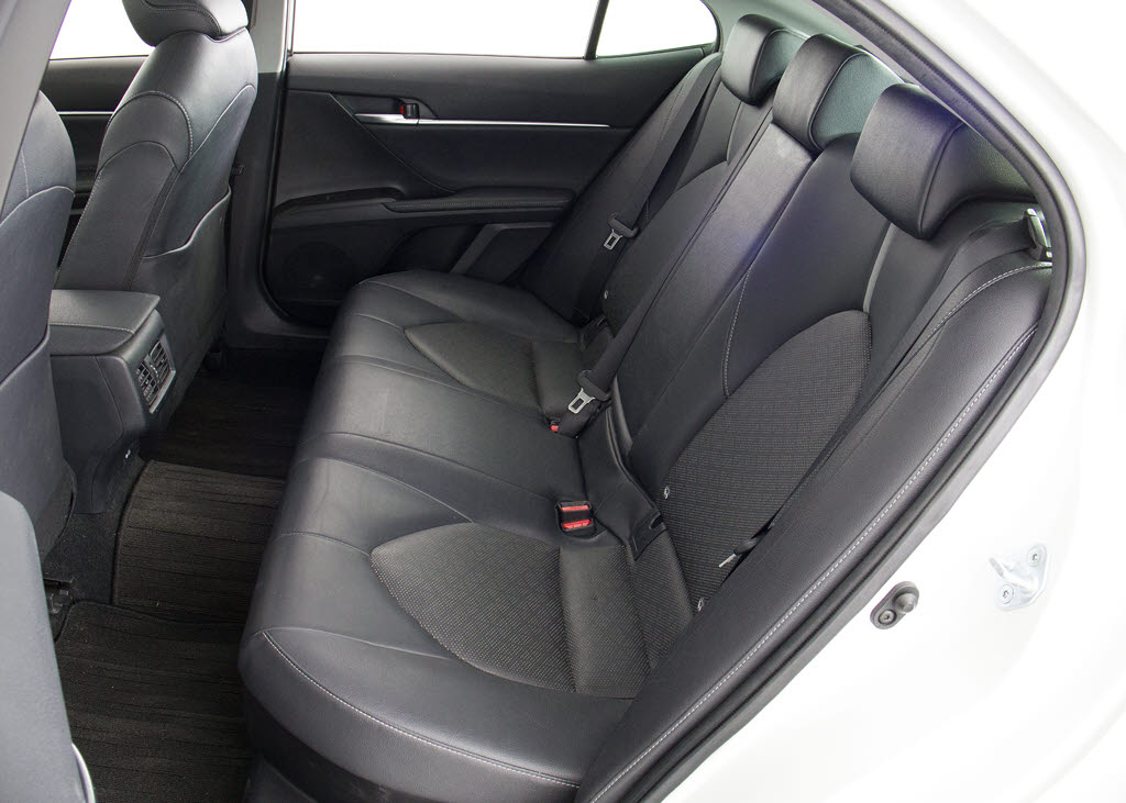 赤革、茶革、黒革、白革、黒×赤コンビ革・
・・お好みの色で新品本革シートを作成でき
ます！オリジナル本革でカーライフを満喫は
いかがでしょうか？ご興味ある方は、デザイ
ン等含め当社までお問い合わせください！