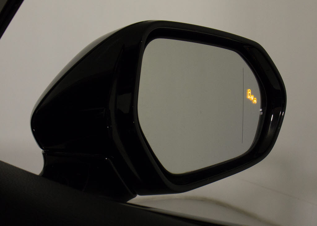 ＢＳＭ（ブラインドスポットモニタ）！隣の
車線を走る車両をレーダーで検知し、ドアミ
ラーでは確認しにくい後側方エリアに存在す
る車両に加えて、急接近してくる車両も検知
します。