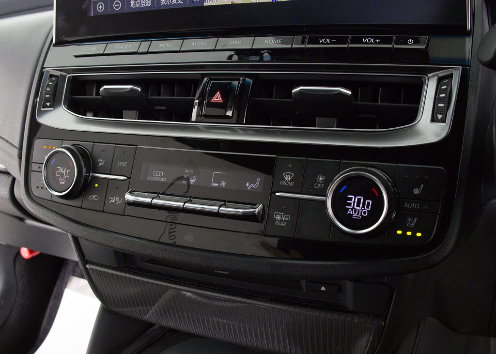 使いやすさや安全性を追求したステアリング
周り！高級車ゆえにスイッチ類が多いのも特
徴ですね！考え尽くされた配置ですぐに使い
こなす事が出来ますのでご安心下さい！是非
、体感してみて下さい！！