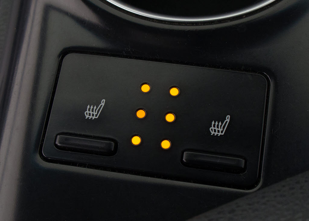 シートヒーターを装備しています！高級車な
らではの装備です！シートが暖まりますので
、寒い冬場も快適にご乗車頂けます！腰にも
優しい！お子様や女性にも嬉しい装備ですね
！！