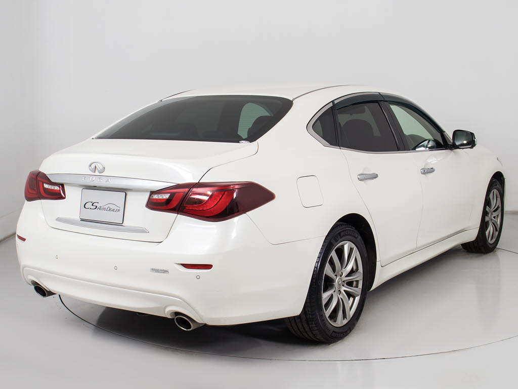 個性的なリアビューで御座います。精悍な佇
まいは高級車ならではです。