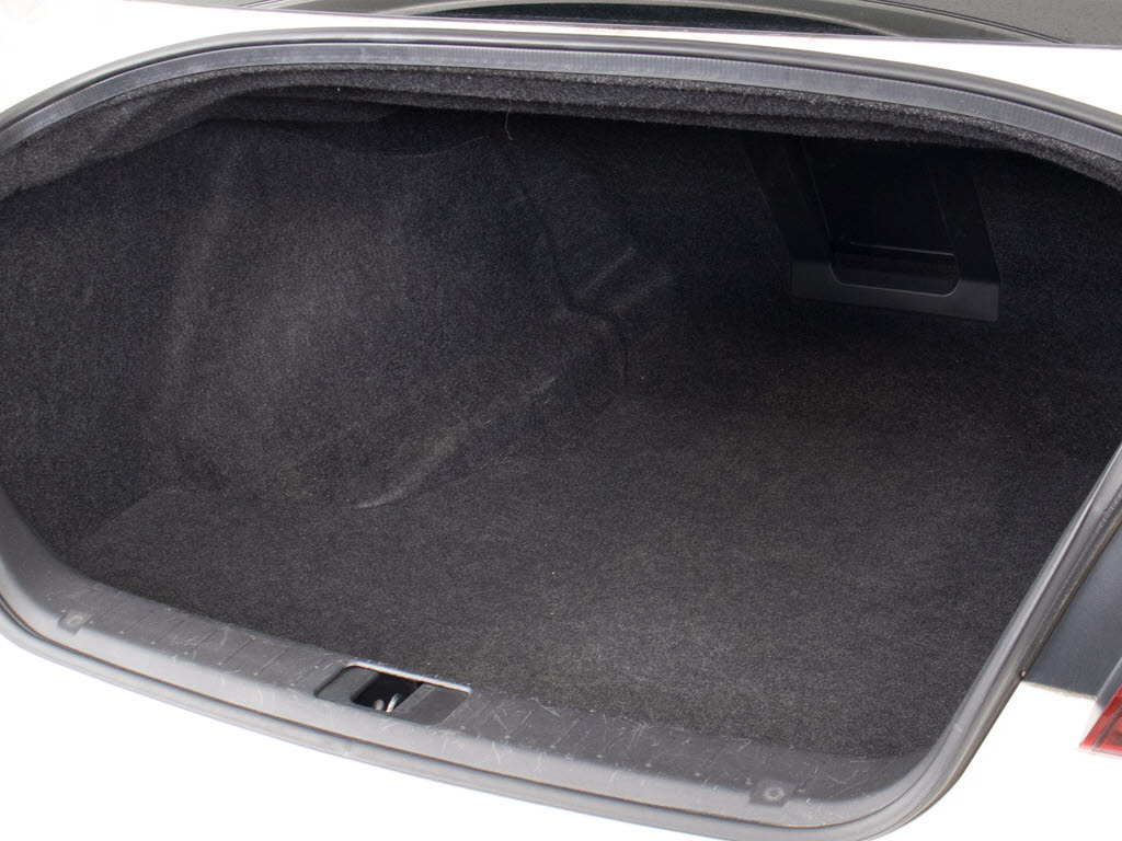 トランクが狭いと思っておりませんか？実際
は大容量トランクです！旅行等の長距離ドラ
イブも快適です！また、屋根付きスペースを
完備しておりますので、夜間でも、雨でも雪
の日だってゆっくりご覧頂けます。