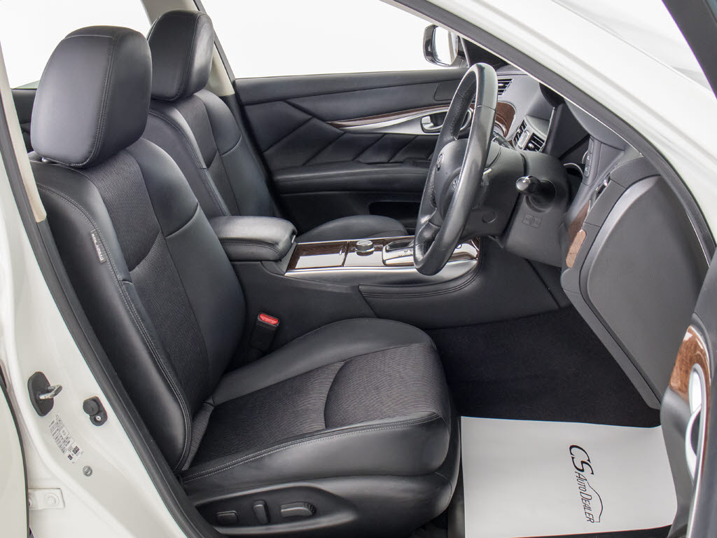 ★パワーシート装備！シート座面の前後スラ
イドに加え背もたれの角度調整も電動です！
これぞ高級車の装備です！