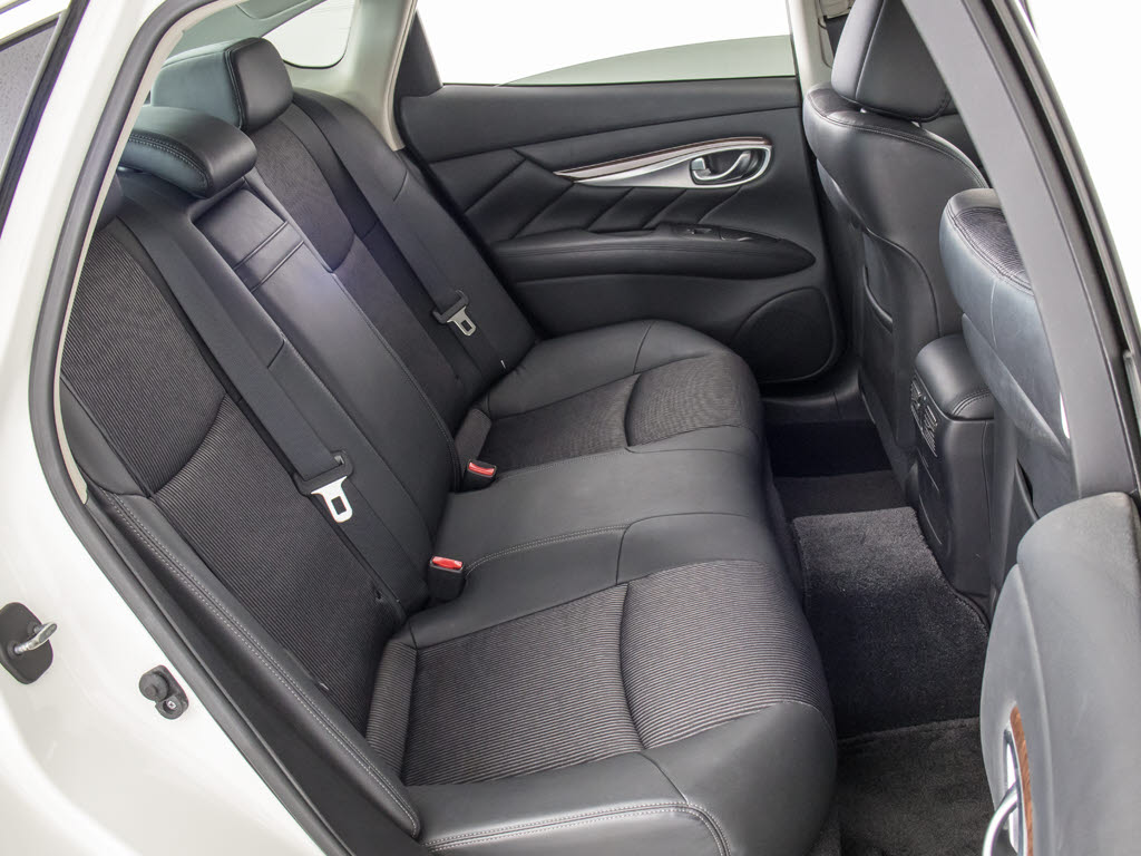 赤革、茶革、黒革、白革、黒×赤コンビ革・
・・お好みの色で新品本革シートを作成でき
ます！オリジナル本革でカーライフを満喫は
いかがでしょうか？ご興味ある方は、デザイ
ン等含め当社までお問い合わせください！