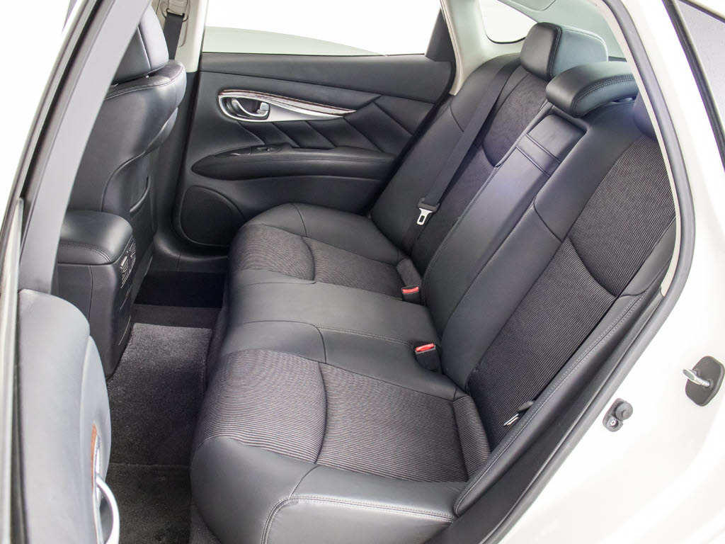 赤革、茶革、黒革、白革、黒×赤コンビ革・
・・お好みの色で新品本革シートを作成でき
ます！オリジナル本革でカーライフを満喫は
いかがでしょうか？ご興味ある方は、デザイ
ン等含め当社までお問い合わせください！