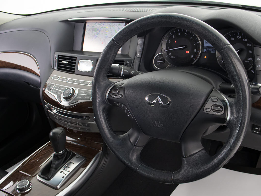 ★使いやすさや安全性を追求したステアリン
グ周り！高級車ゆえにスイッチ類が多いのも
特徴ですね！考え尽くされた配置ですぐに使
いこなす事が出来ますのでご安心下さい！是
非、体感してみて下さい！！