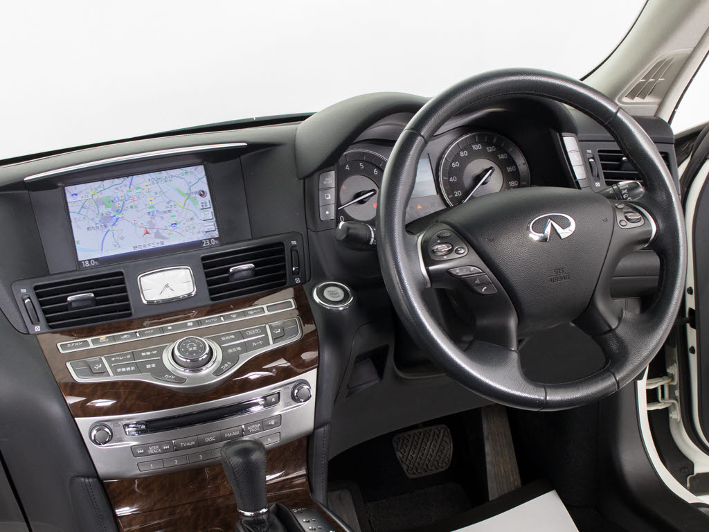 ★使いやすさや安全性を追求したステアリン
グ周り！高級車ゆえにスイッチ類が多いのも
特徴ですね！考え尽くされた配置ですぐに使
いこなす事が出来ますのでご安心下さい！是
非、体感してみて下さい！！