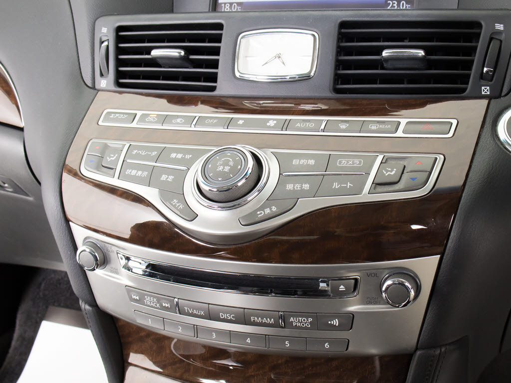 ＣＤはもちろんの事、ＤＶＤ再生も可能です
。フルセグ地デジにも対応しさらにＢｌｕｅ
ｔｏｏｔｈにも対応しております