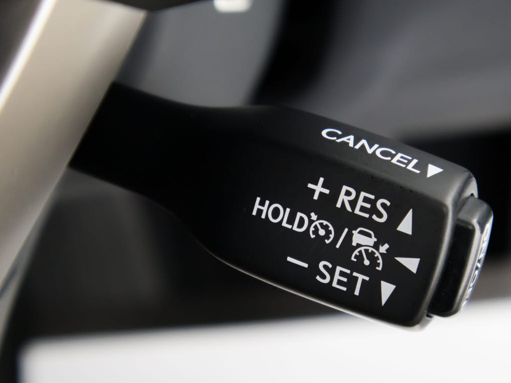 レーダークルーズコントロール　　ミリ波レ
ーダーと単眼カメラで先行車を認識し、車速
に応じた車間距離を保ちながら追従走行を支
援します。