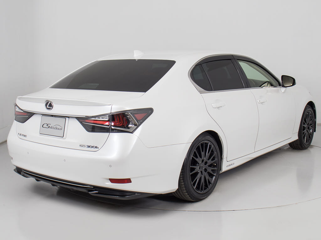 個性的なリアビューで御座います。精悍な佇
まいは高級車ならではです。