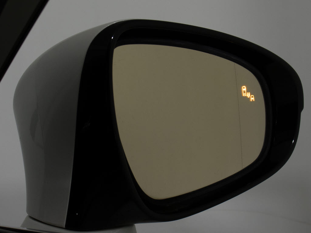 ＢＳＭ（ブラインドスポットモニタ）！隣の
車線を走る車両をレーダーで検知し、ドアミ
ラーでは確認しにくい後側方エリアに存在す
る車両に加えて、急接近してくる車両も検知
します。