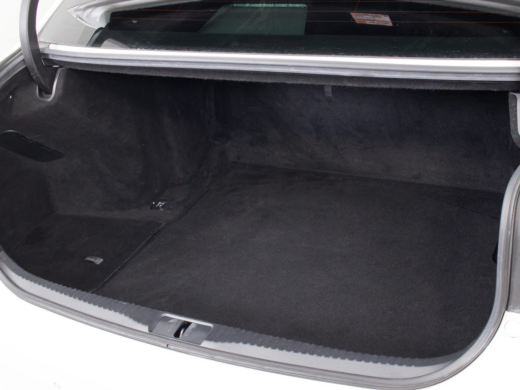 トランクが狭いと思っておりませんか？実際
は大容量トランクです！旅行等の長距離ドラ
イブも快適です！また、屋根付きスペースを
完備しておりますので、夜間でも、雨でも雪
の日だってゆっくりご覧頂けます。