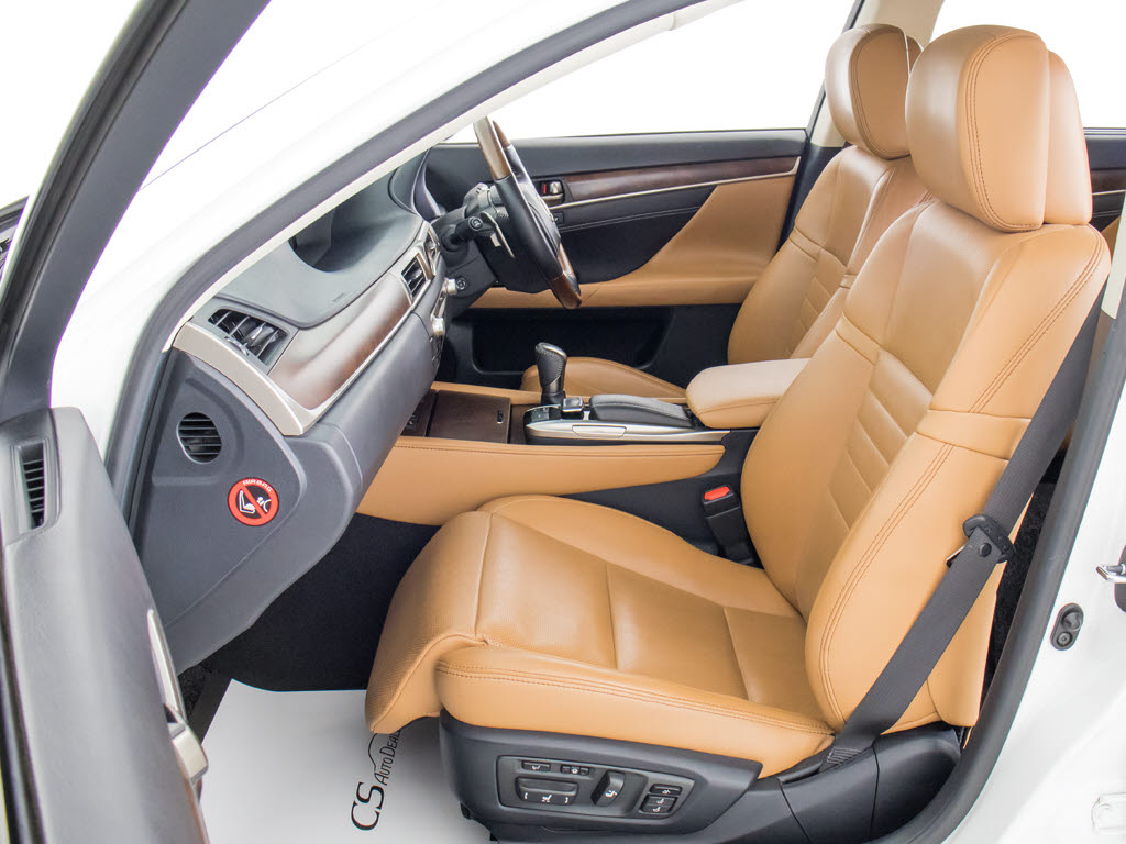 オットマン搭載！！足を伸ばしても当たらな
い？？そんな快適特別空間です！！