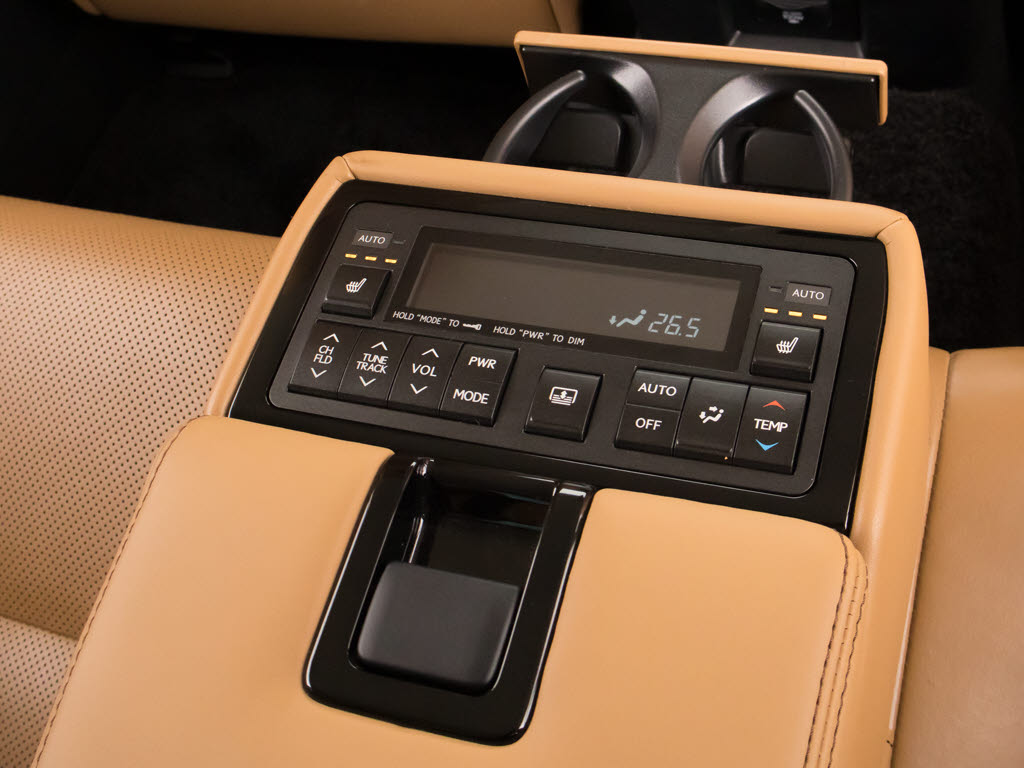 後席もＶＩＰ装備！後席センターコンソール
の画像です！こちらのお車は、オーディオな
ども後席から操作出来るなど豪華！ゲストに
喜んで頂ける装備ですね！