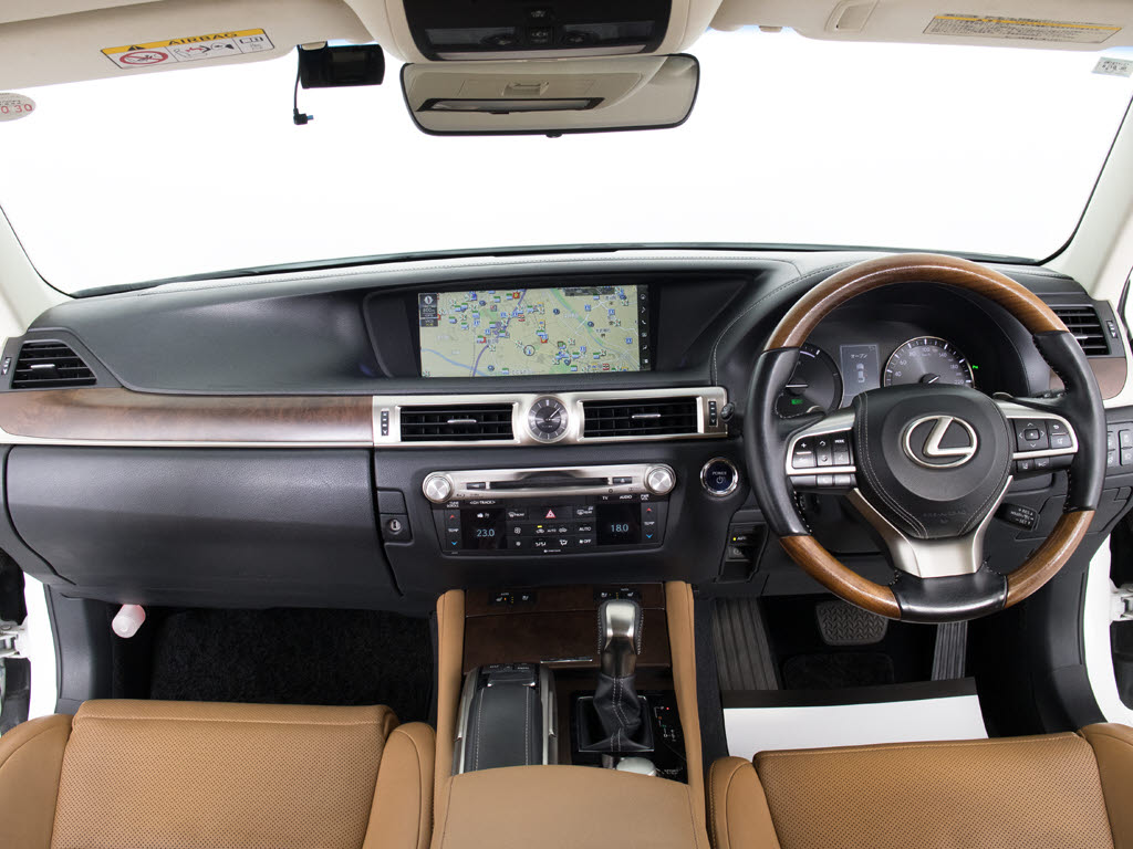 禁煙車です！室内は嫌なニオイも無く、すご
く綺麗な状態です！禁煙車・・特にセダンタ
イプのお車では少ないですよね！！タバコの
ニオイが苦手なお客様必見です！快適にご乗
車頂けます！！