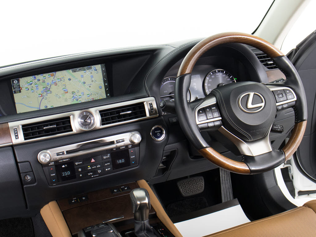 ★使いやすさや安全性を追求したステアリン
グ周り！高級車ゆえにスイッチ類が多いのも
特徴ですね！考え尽くされた配置ですぐに使
いこなす事が出来ますのでご安心下さい！是
非、体感してみて下さい！！