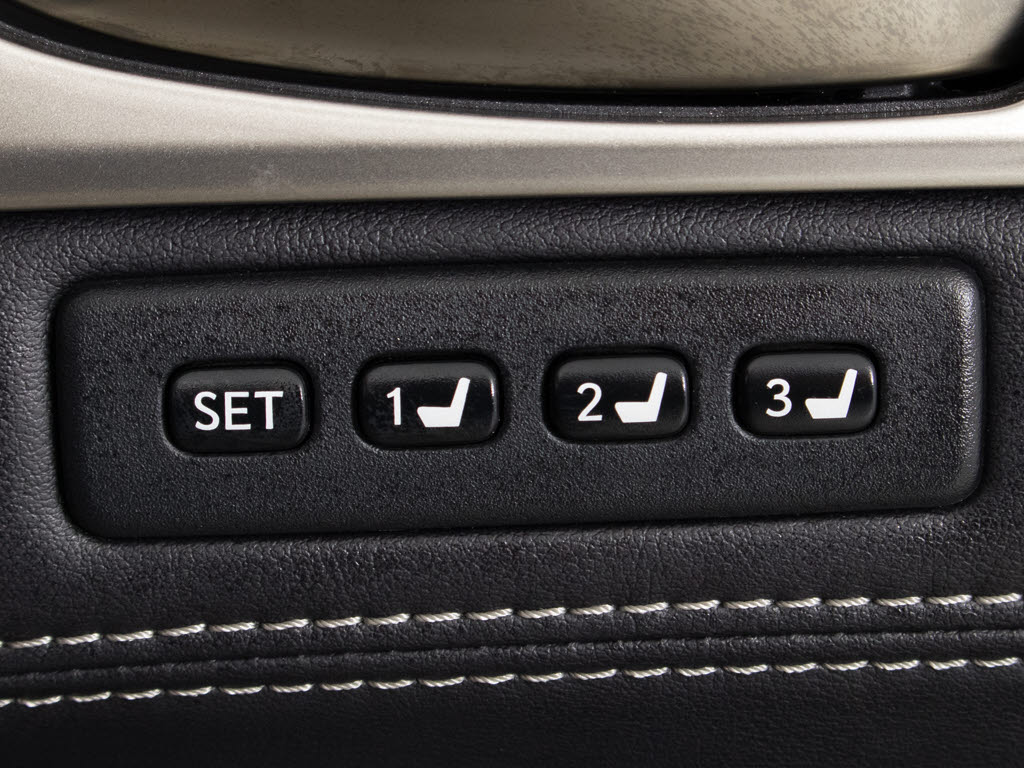 ★シートメモリー機能を装備！シート位置を
記憶出来きます。すごく便利ですよ！