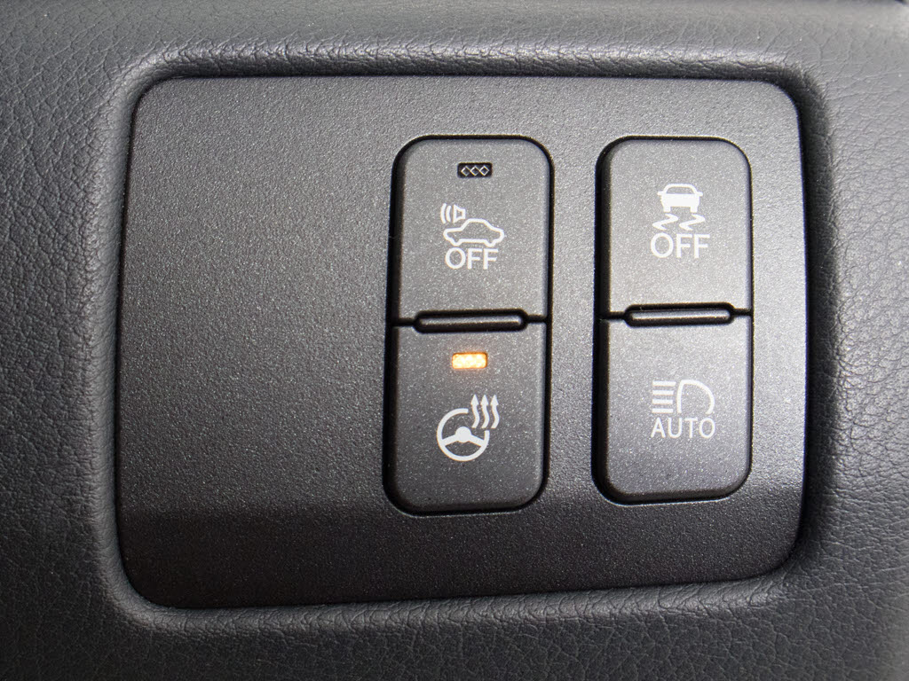 ★使いやすさや安全性を追求したステアリン
グ周り！高級車ゆえにスイッチ類が多いのも
特徴ですね！考え尽くされた配置ですぐに使
いこなす事が出来ますのでご安心下さい！是
非、体感してみて下さい！！