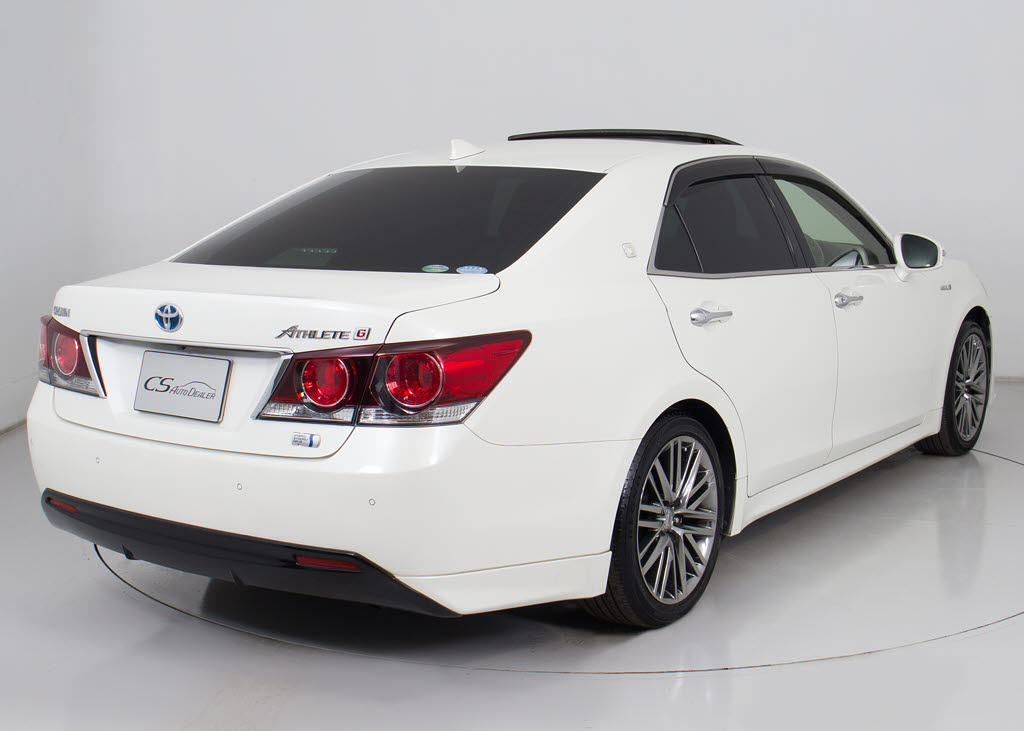 個性的なリアビューで御座います。精悍な佇
まいは高級車ならではです。