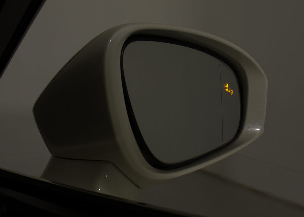 ＢＳＭ（ブラインドスポットモニタ）！隣の
車線を走る車両をレーダーで検知し、ドアミ
ラーでは確認しにくい後側方エリアに存在す
る車両に加えて、急接近してくる車両も検知
します。