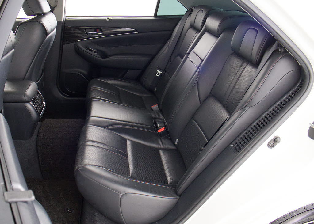 人気の本革シート付きです！！本革が装備さ
れるだけで高級感が増します！当社では、本
革シートのカラー変更や張替えも出来ます！
ワイン・茶・赤・青・オレンジ・黄色・コン
ビ色など何でもＯＫです！