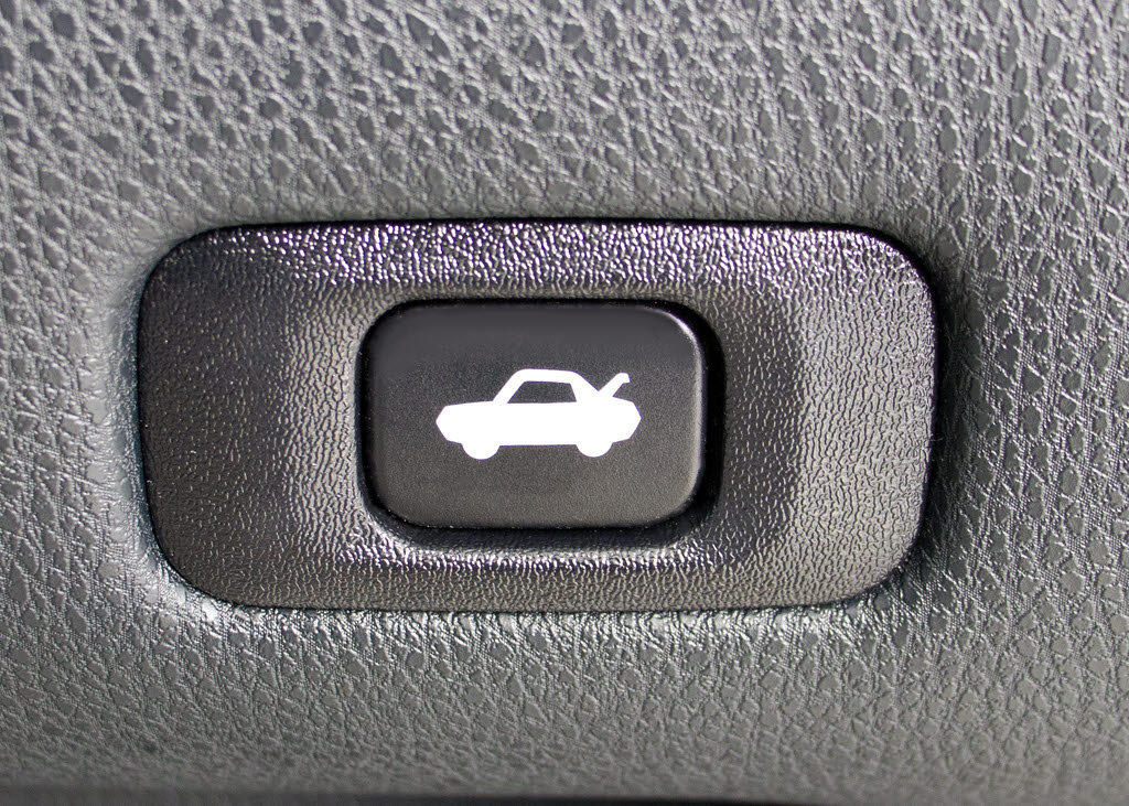 ボタン一つでトランクオープンが可能！車内
から操作できる為、非常に便利な装備の一つ
となります！