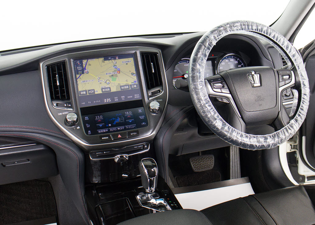 使いやすさや安全性を追求したステアリング
周り！高級車ゆえにスイッチ類が多いのも特
徴ですね！考え尽くされた配置ですぐに使い
こなす事が出来ますのでご安心下さい！是非
、体感してみて下さい！！