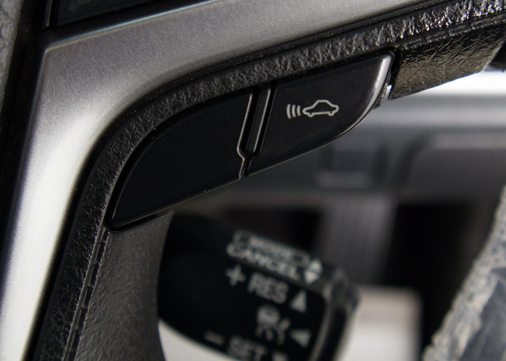 衝突回避支援型プリクラッシュセーフティシ
ステム　前方に出現した障害物に対し警報を
発し、ドライバーに警告。同時にブレーキア
シストにより衝突回避と速度を軽減します。