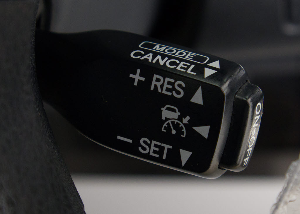 レーダークルーズコントロール　　ミリ波レ
ーダーと単眼カメラで先行車を認識し、車速
に応じた車間距離を保ちながら追従走行を支
援します。