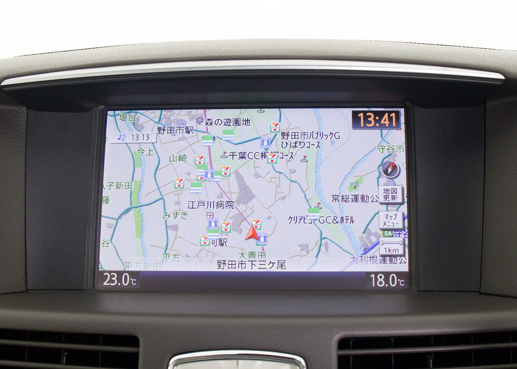 機能満載の純正ＨＤＤナビは高精細に加え音
楽の録音機能ミュージックサーバー機能でい
つでもお好きな音楽が聴けます。