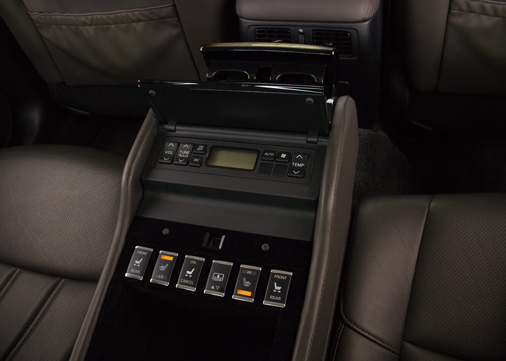 後席もＶＩＰ装備！後席センターコンソール
の画像です！こちらのお車には、後席にもパ
ワーシートが装備されています！更にオーデ
ィオなども後席から操作出来るなど豪華！ゲ
ストに喜んで頂ける装備ですね！