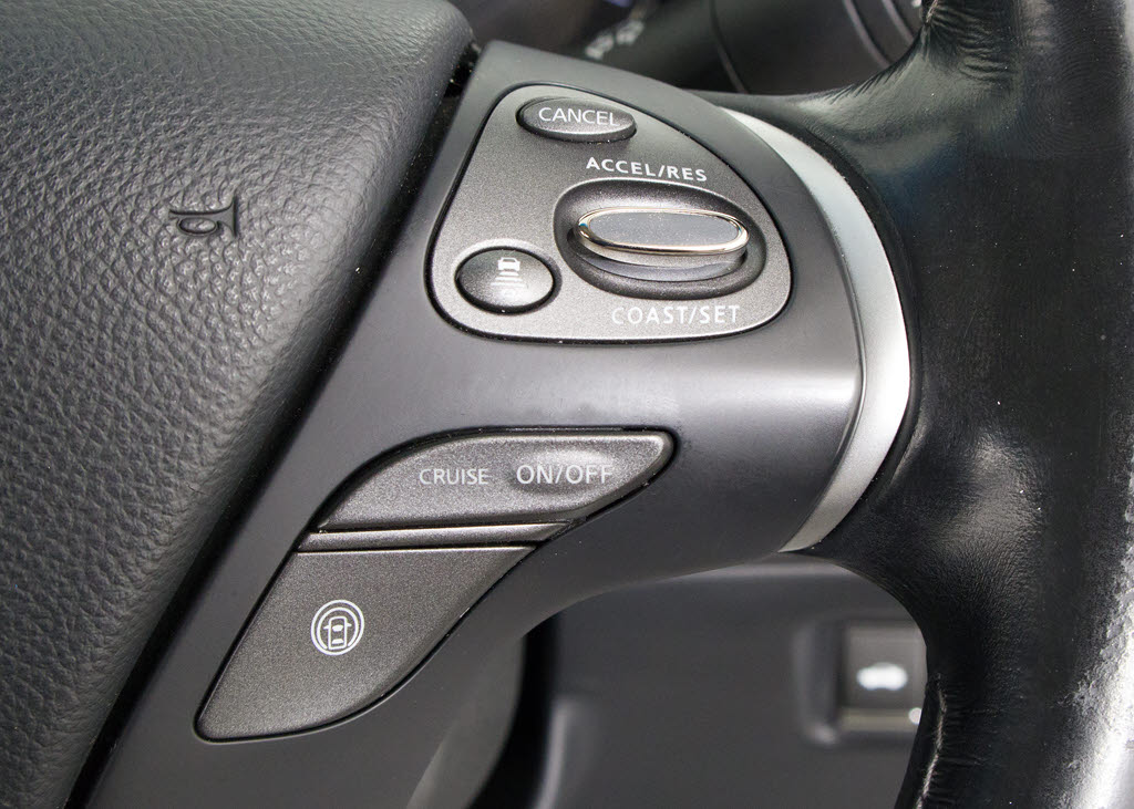 インテリジェントクルーズコントロール　　
ミリ波レーダーと単眼カメラで先行車を認識
し、車速に応じた車間距離を保ちながら追従
走行を支援します。