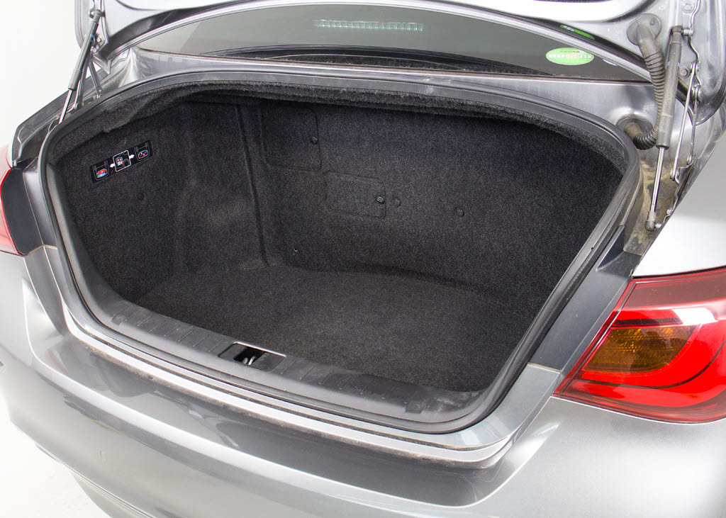 トランクが狭いと思っておりませんか？実際
は大容量トランクです！旅行等の長距離ドラ
イブも快適です！また、屋根付きスペースを
完備しておりますので、夜間でも、雨でも雪
の日だってゆっくりご覧頂けます。