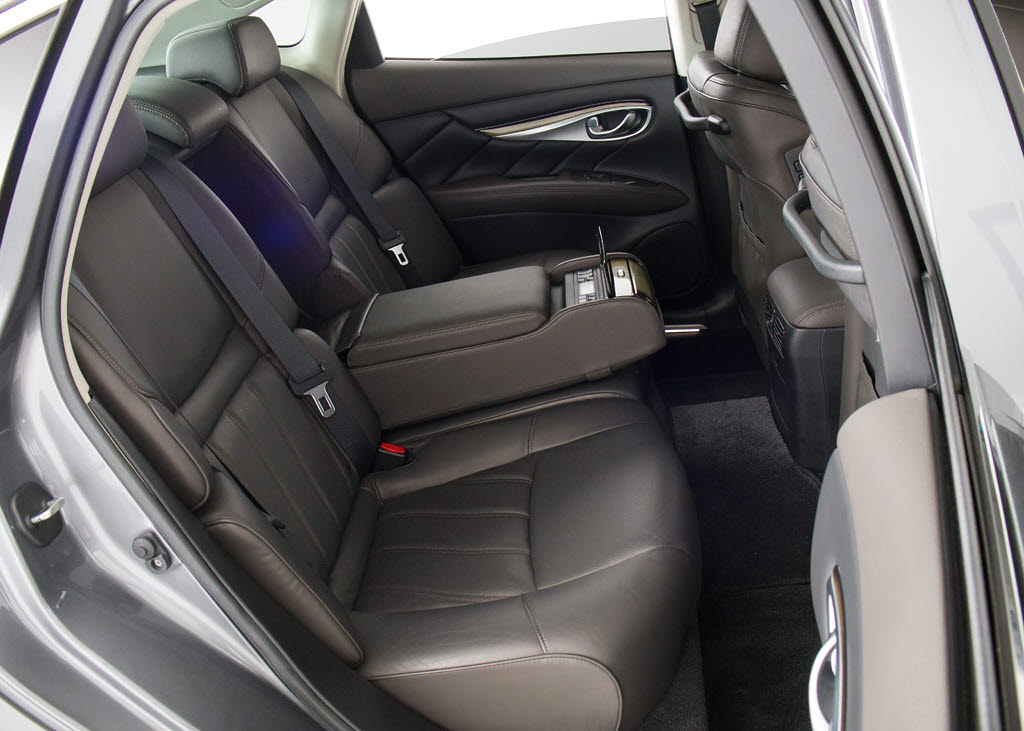 赤革、茶革、黒革、白革、黒×赤コンビ革・
・・お好みの色で新品本革シートを作成でき
ます！オリジナル本革でカーライフを満喫は
いかがでしょうか？ご興味ある方は、デザイ
ン等含め当社までお問い合わせください！