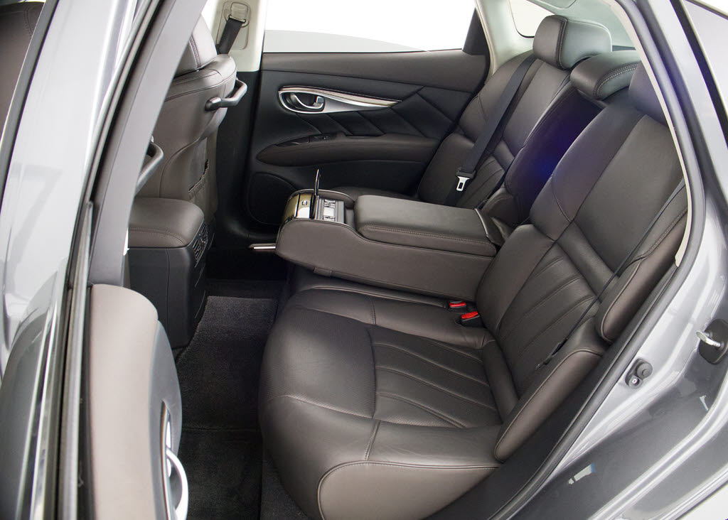 赤革、茶革、黒革、白革、黒×赤コンビ革・
・・お好みの色で新品本革シートを作成でき
ます！オリジナル本革でカーライフを満喫は
いかがでしょうか？ご興味ある方は、デザイ
ン等含め当社までお問い合わせください！